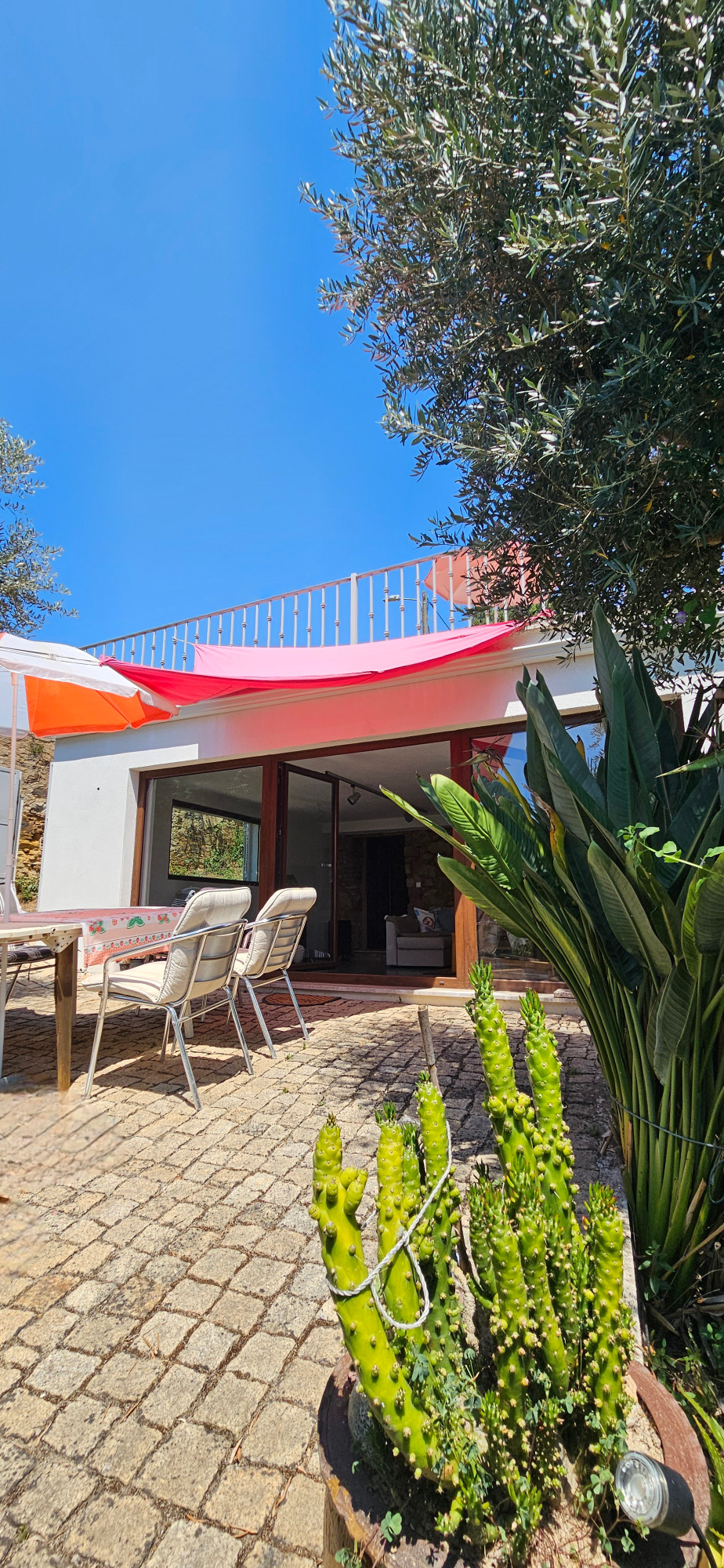 Terrasse mit Flügeltüren